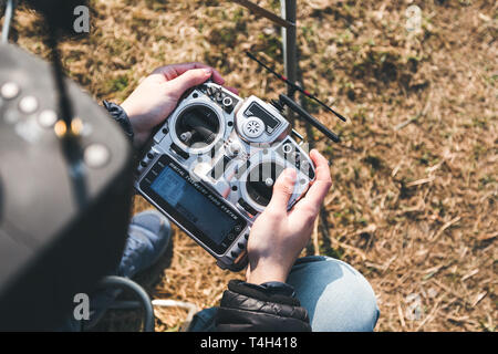 Un uomo gestisce FPV drone in occhiali VR Foto Stock