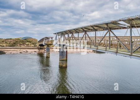 Irvine, Scotland, Regno Unito - 14 Aprile 2019: Irvine Harbour North Ayrshire in Scozia e il vecchio Museo della Scienza ponte con la sua arte a lavorare presto da riconvertire Foto Stock