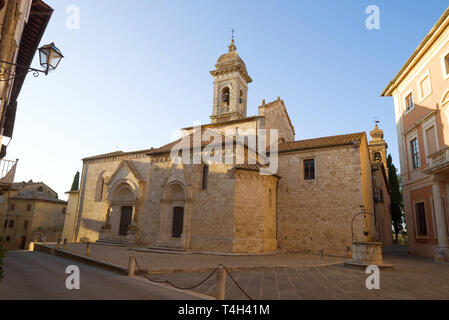 La chiesa medievale di La Collegiata dei Santi Quirico e Giulietta nel comune di San Quirico d'Orcia sulla sera di settembre. Italia Foto Stock