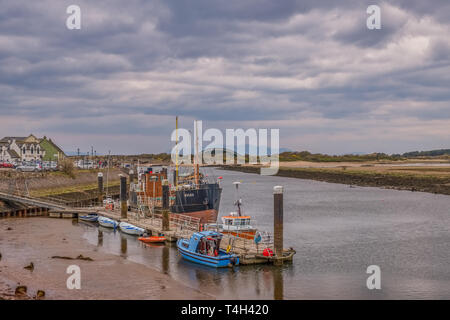 Irvine, Scotland, Regno Unito - 14 Aprile 2019: Irvine Harbour North Ayrshire in Scozia su un brillante ma freddo giorno guardando oltre il puffer Kyles e Arran nel Foto Stock