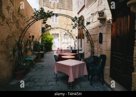 MDINA, MALTA - SETTEMBRE, 15 2018: la splendida vista della stretta strada medievale di Mdina decorato con fiori e tabelle, antica capitale di Malta Foto Stock