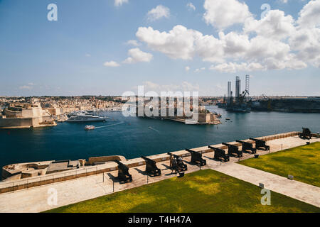 La Valletta, Malta - SETTEMBRE, 15 2018: le pistole, i cannoni a batteria a salve in Upper Barrakka Gardens a La Valletta, Malta con una vista dominante sul Foto Stock