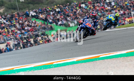 Valencia/Spagna - 11/17/2018 - #25 MAVERICK VINALES (SPA, Yamaha) e #29 Andrea Iannone (ITA, Suzuki) durante le qualifiche per il GP di Valencia a Ricardo Foto Stock