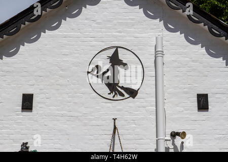 Logo della strega sulla parete del 'una congrega di streghe' shop nel centro del villaggio di Burley, New Forest, Hampshire, Regno Unito. Foto Stock