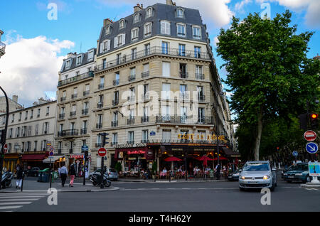 Il Cafe Le Dome, Parigi, Francia. I clienti al di fuori del pranzo, mangiare al fresco in sera, al tramonto. Ristorante Doina. Pavimentazione. Traffico di persone e di veicoli Foto Stock