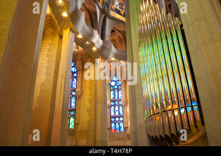 Organo dietro l'altare all'interno del Tempio Expiatorio della Sagrada Familia, progettato dall'architetto Antoni Gaudi, Barcellona, ​​Catalonia, Spagna Foto Stock