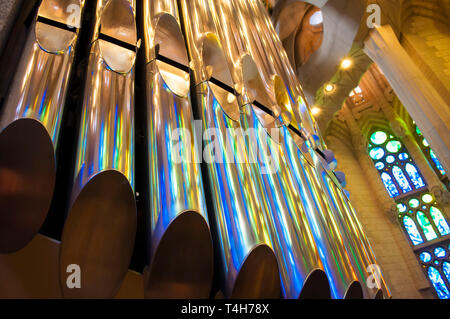 Organo dietro l'altare all'interno del Tempio Expiatorio della Sagrada Familia, progettato dall'architetto Antoni Gaudi, Barcellona, ​​Catalonia, Spagna Foto Stock