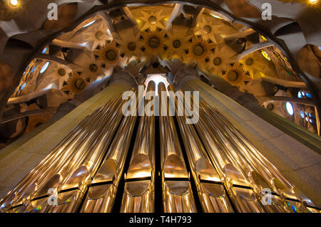 Organo dietro l'altare all'interno del Tempio Expiatorio della Sagrada Familia, progettato dall'architetto Antoni Gaudi, Barcellona, ​​Catalonia, Spagna Foto Stock