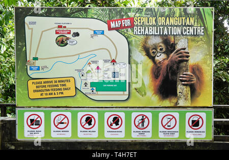 Mappa e le norme pubblicate per i visitatori di Sepilok Orang Utan Centro di riabilitazione, Sandakan, Sabah (Borneo), Malaysia Foto Stock