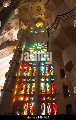 Vetrate colorate, all'interno del tempio espiatorio della Sagrada Familia, progettato dall'architetto Antoni Gaudi, Barcellona, ​​Catalonia, Spagna Foto Stock