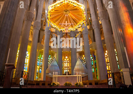 Altare e organo all'interno del tempio espiatorio della Sagrada Familia, progettato dall'architetto Antoni Gaudi, Barcellona, ​​Catalonia, Spagna Foto Stock