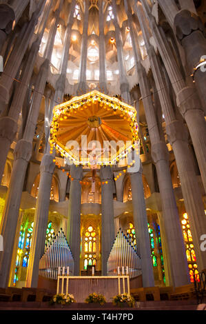 Altare e organo all'interno del tempio espiatorio della Sagrada Familia, progettato dall'architetto Antoni Gaudi, Barcellona, ​​Catalonia, Spagna Foto Stock