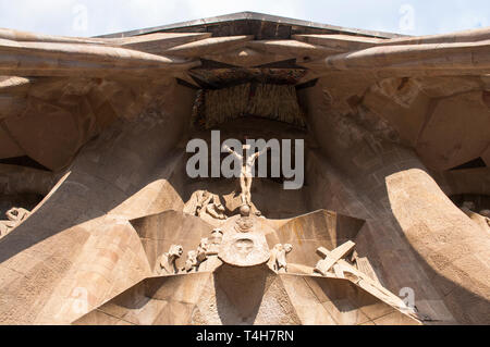 Facciata della Passione del tempio espiatorio della Sagrada Familia, progettata dall'architetto Antoni Gaudi, Barcellona, ​​Catalonia, Spagna Foto Stock