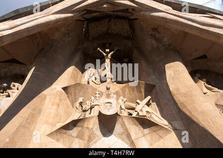 Facciata della Passione del tempio espiatorio della Sagrada Familia, progettata dall'architetto Antoni Gaudi, Barcellona, ​​Catalonia, Spagna Foto Stock