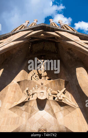 Facciata della Passione del tempio espiatorio della Sagrada Familia, progettata dall'architetto Antoni Gaudi, Barcellona, ​​Catalonia, Spagna Foto Stock