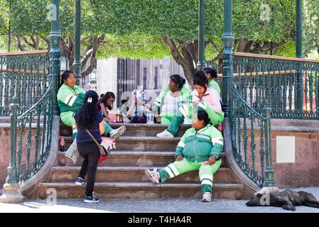 Municipale di lavoratori di sesso femminile in appoggio, San Miguel De Allende, Messico Foto Stock