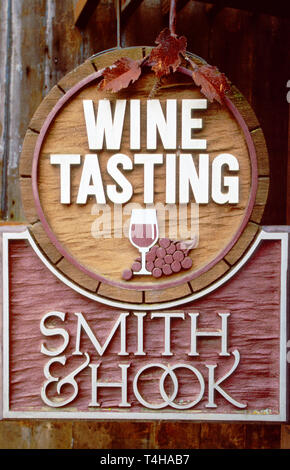 Monterey California,County Soledad Hahn Estates Smith and Hook Winery Wine Tasting Sign,information,advertise,market,notice,reading,learn learns learn Foto Stock