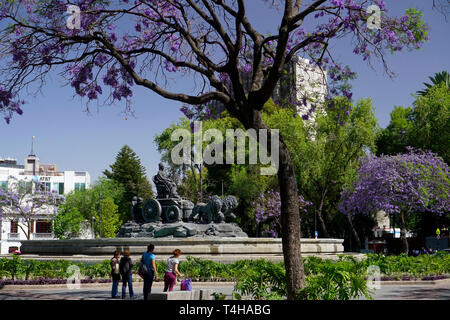 Fuente de Cibeles (Cibels Fontana) situato in un cerchio di traffico in Plaza Villa de Madrid e Plaza Cibeles a Città del Messico Foto Stock