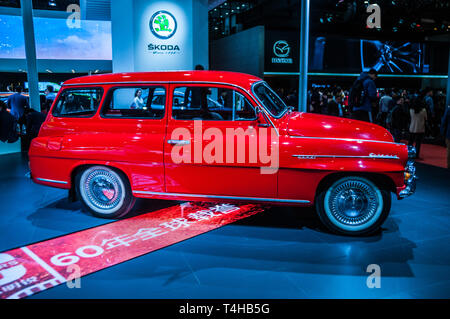 Classic Skoda Octavia Combi, sul display della Shanghai display Skoda al 2019 Shanghai Auto Show. Foto Stock