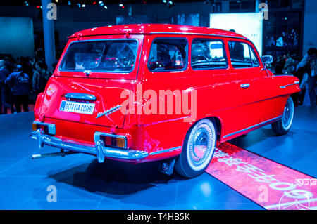 Classic Skoda Octavia Combi, sul display della Shanghai display Skoda al 2019 Shanghai Auto Show. Foto Stock