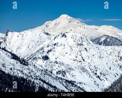 Punto panoramico Belvedere vista delle massicce montagne coperte di neve nel deserto di Washington Foto Stock