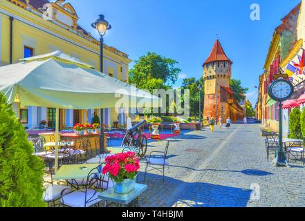 Piazzetta e carpentieri torre nella città di Sibiu, Transilvania regione, Romania. Foto Stock