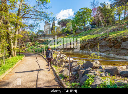 Roma (Italia) - Il Giardino Botanico in Trastevere è un lussureggiante parco di università con fontane monumentali e di un giardino giapponese. Qui nel blumo hanami. Foto Stock