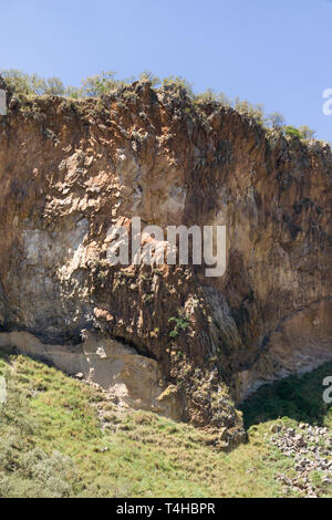 Colonne di basalto e geologia vulcanica formando scogliere, Hells Gate National Park, Kenya Foto Stock