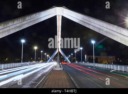 Il 'Puente de la Barqueta' ponte in Siviglia illuminata di notte Foto Stock