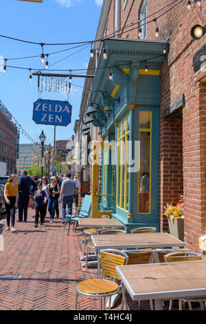 Fells Point, Baltimore, MD, Stati Uniti d'America -- Aprile 13, 2019. I turisti e gli amanti dello shopping a piedi lungo il Tamigi St nella storica Fells Point, Baltimora. Foto Stock