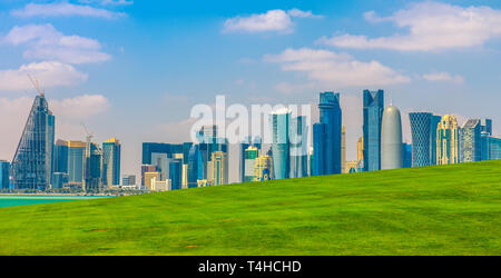 La città capitale del Qatar e di Doha Bay da ovest Mound-Skyline viewpoint. Doha, Golfo Persico, del Medio Oriente e della Penisola Arabica. Giornata di sole. Paesaggio urbano Foto Stock