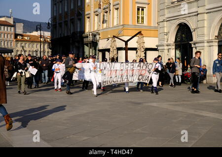 Bambini locali team protestando sulla piazza centrale che non hanno un campo di gioco per la locale squadra di baseball, a Trieste, Italia Foto Stock