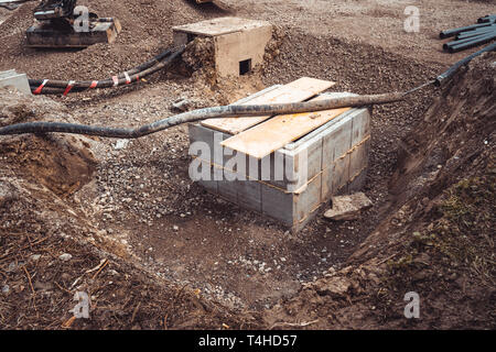 La costruzione di un impianto elettrico nel suolo nella sporcizia Foto Stock