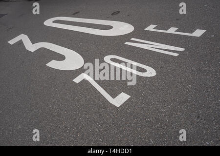 30 km limite su asfalto (prospettiva diagonale). Tipico tedesco iscrizione Foto Stock