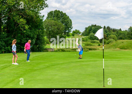 Volo di famiglia giocando a golf sul green Foto Stock