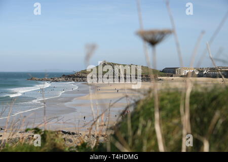 Vista di PorthMeor Beach l'isola sullo sfondo St. Ives Saint Ives Cornovaglia cielo blu Foto Stock