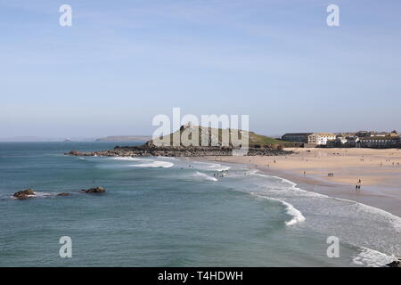 Vista di PorthMeor Beach l'isola sullo sfondo St. Ives Saint Ives Cornovaglia cielo blu Foto Stock