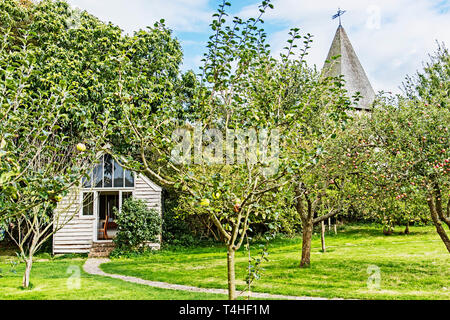 Giardino a Monk's House, casa di Virginia e Leonard Woolf in Rodmell, Sussex con scultpture Foto Stock