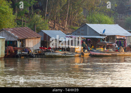 Chua Ba Nam, Vietnam - Marzo 6, 2019 : barche drago e case galleggianti sulle rive del fiume Mekong in Chua Ba Nam, Vietnam. Foto Stock