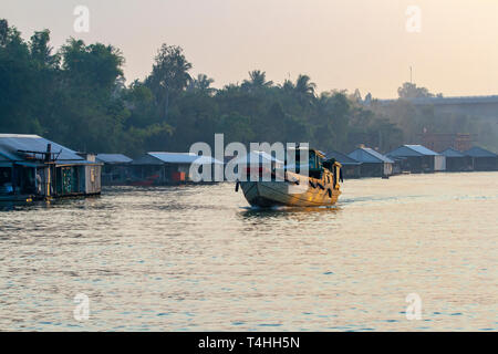 Barche drago e case galleggianti sulle rive del fiume Mekong in Chua Ba Nam, Vietnam. Foto Stock