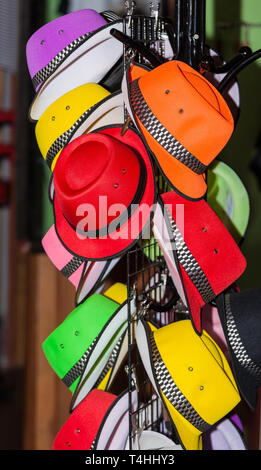 Un colorato hat rack in un mercato Foto Stock