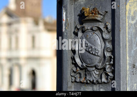 SPQR, Senato romano e la gente, il motto goffrato metallo lampione. Amore i lucchetti sono stati attaccati al di sopra del lettering. Foto Stock