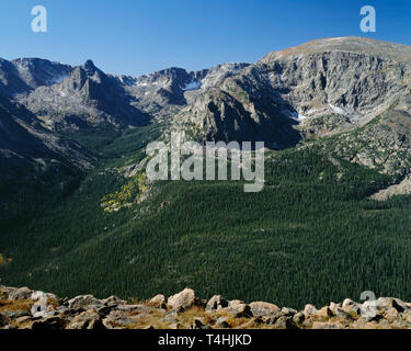 Stati Uniti d'America, Colorado, Rocky Mountain National Park, vista sud da foresta Canyon Overlook rivela Hayden guglia (sinistra) e Terra Tomah Mountain (a destra). Foto Stock