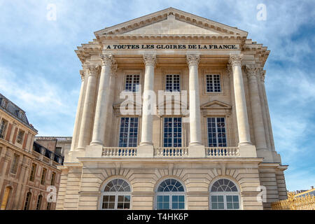 La facciata esterna del Palazzo di Versailles. Dettaglio dei visitatori entrata principale. Francia Foto Stock