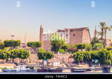 Vista del tempio di Luxor dal fiume Nilo Foto Stock