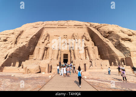 I turisti in visita a Abu Simbel, il Grande Tempio di Ramesses II, Egitto Foto Stock