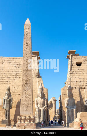 Aswan, Egitto - 11 Settembre 2018: Il Tempio di Luxor, un antico e grande tempio egizio complesso situato sulla riva orientale del Nilo nella città di Foto Stock