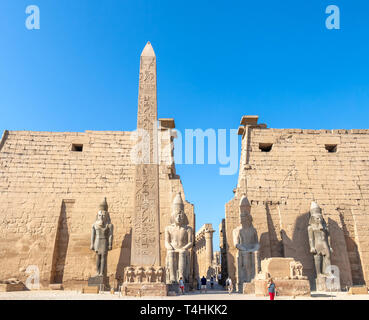 Aswan, Egitto - 11 Settembre 2018: Il Tempio di Luxor, un antico e grande tempio egizio complesso situato sulla riva orientale del Nilo nella città di Foto Stock