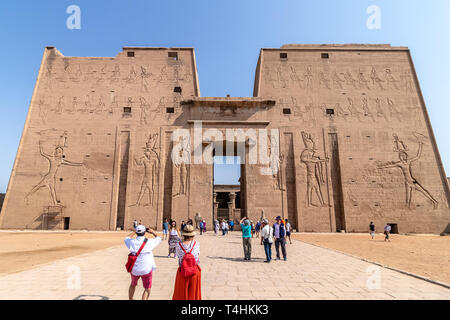 Aswan, Egitto - 13 Settembre 2018: i turisti che visitano il Tempio di Edfu. Dedicato al dio falco Horus, situato sulla sponda occidentale del Nilo, Edfu, U Foto Stock