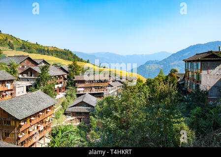 Villaggio Cinese nei bellissimi campi di riso terrazzati a Longsheng. Tian Tou Zhai village di longji terrazza del riso nella provincia di Guangxi della Cina Foto Stock